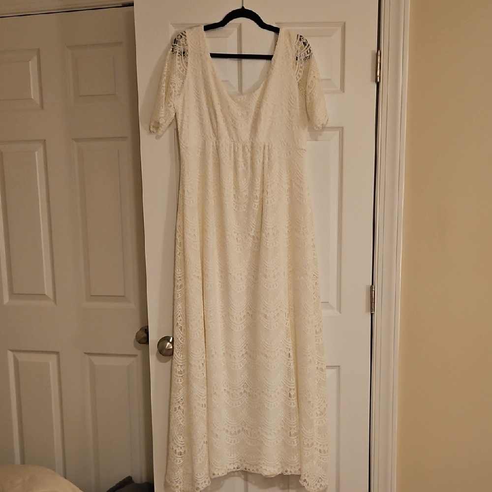 Chic Lace Maternity Gown in Ivory Bridal Photoshoot